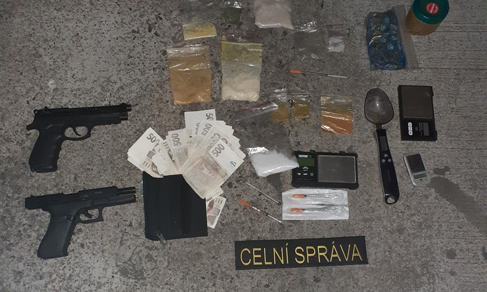 2021-2-4-1021Drogy, veci k jejich distibuci a aplikaci, 2 plynové pistole.jpg